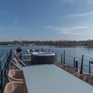Botel La Dolce Vita House Boat, Lisanza